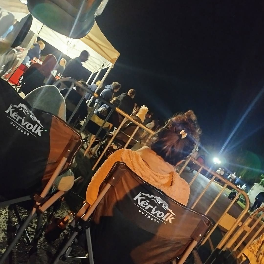 Fauteuils Kèr'volk lors d'une soirée en plein air