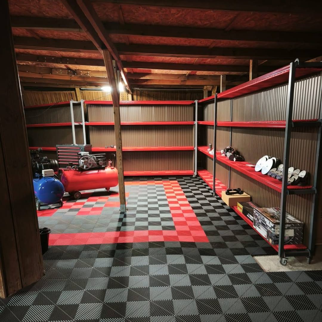 Allée du showroom avec dalles de sol noires et rouges